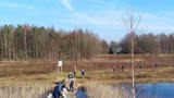 Kinderen wandelen over het pad.
